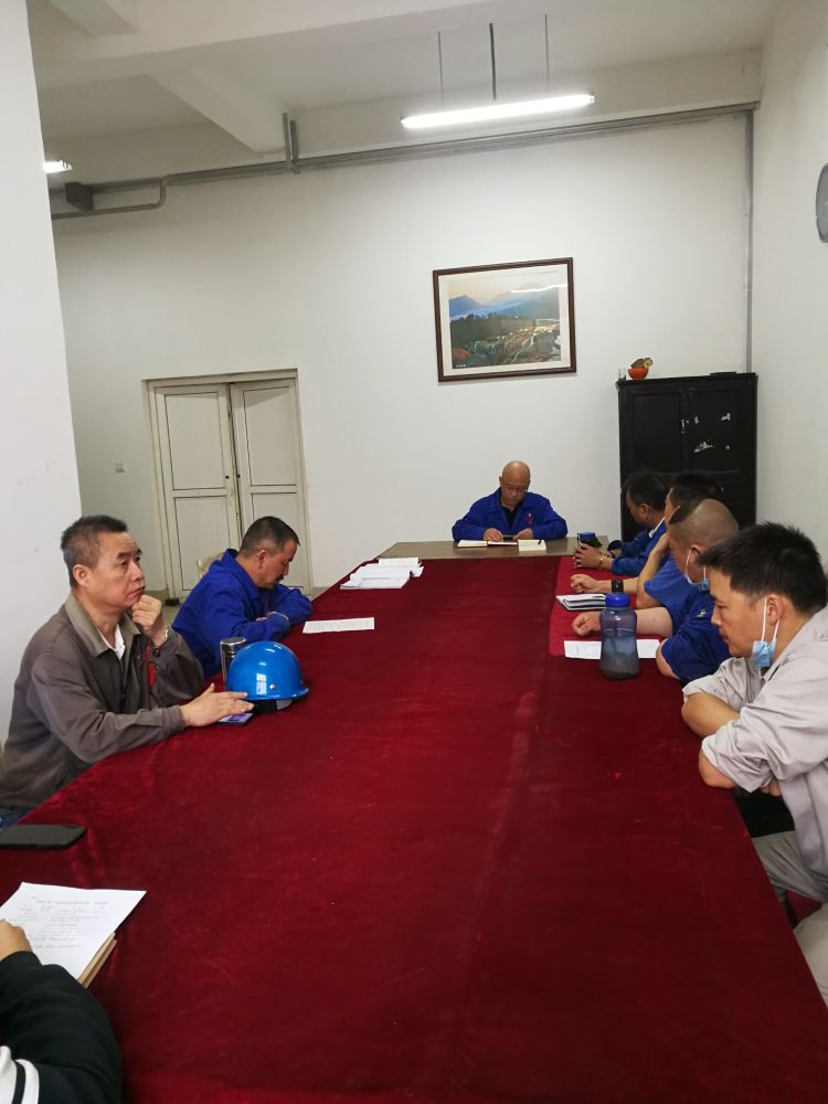 機(jī)加裝配黨支部召開(kāi)全體黨員大會(huì)，組織主題教育學(xué)習(xí)。